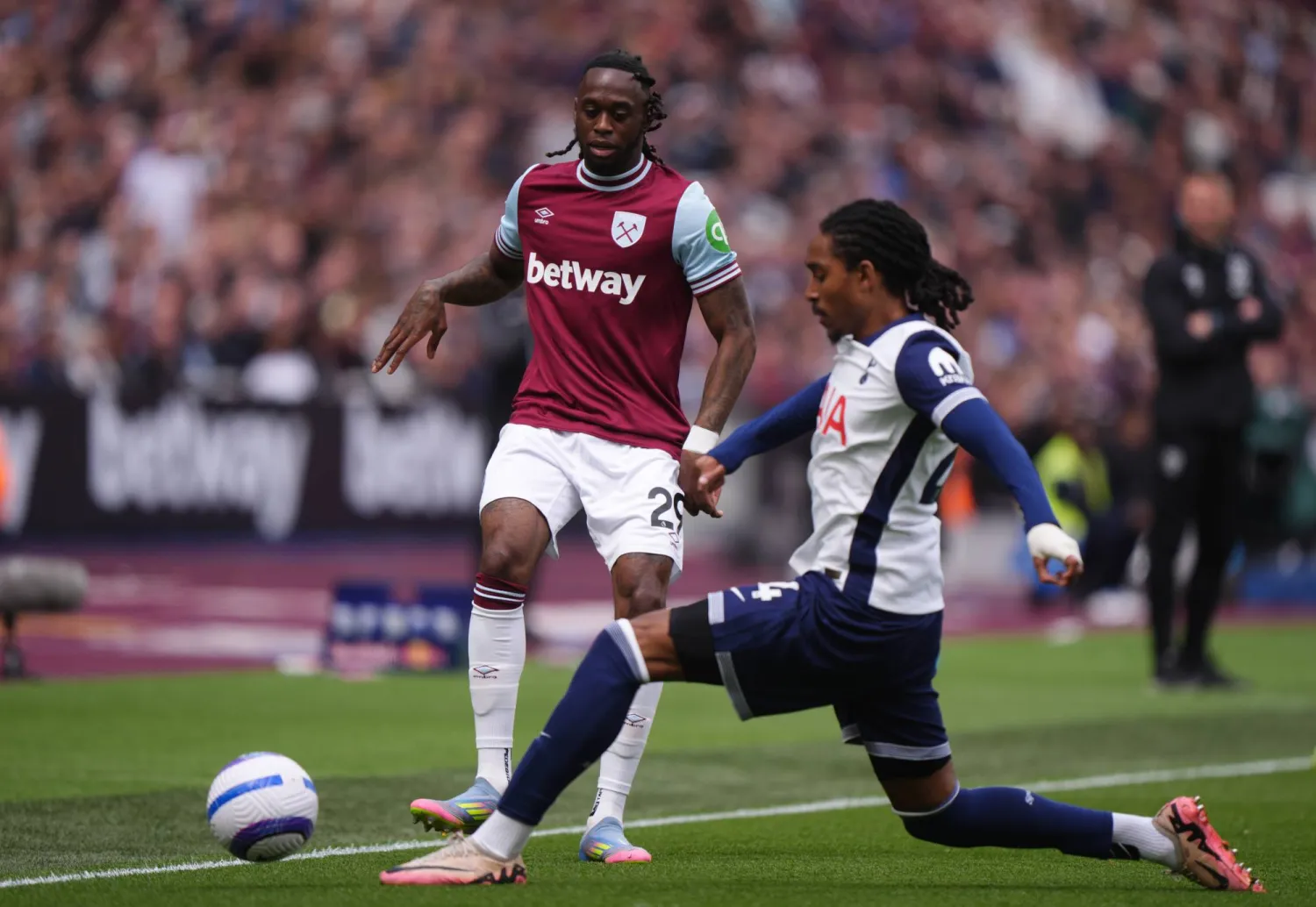 آرون وان - بيساكا الظهير الأيمن لنادي وست هام يونايتد (د.ب.أ)