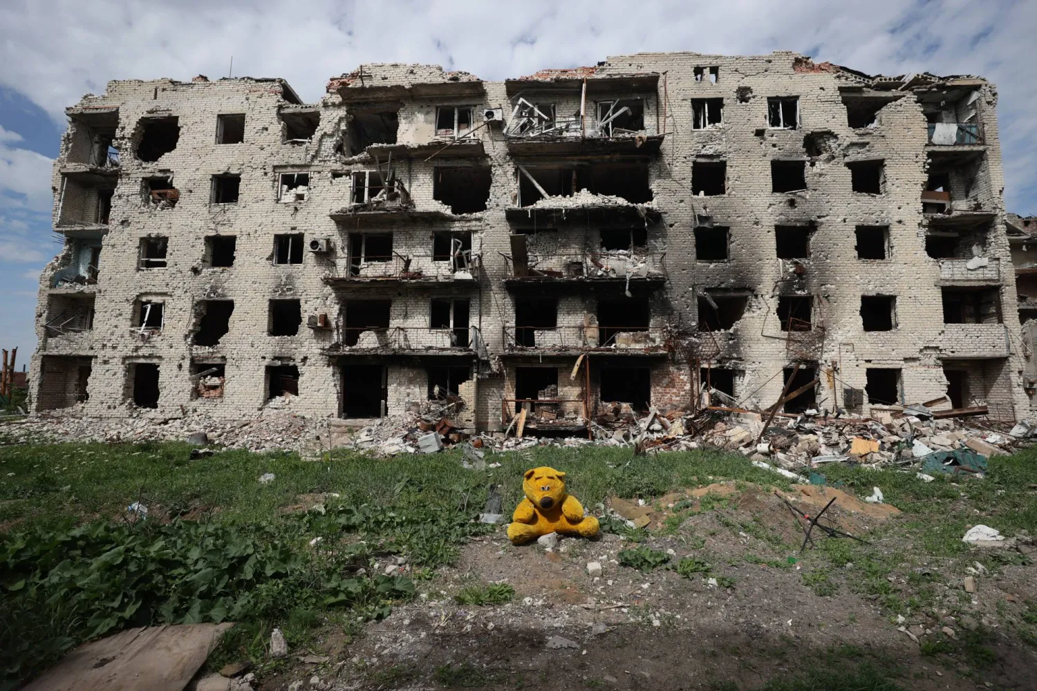 منظر عام لمبنى تضرر جراء هجوم روسي واسع النطاق بطائرة مسيرة في مدينة مارينكا (د.ب.أ)