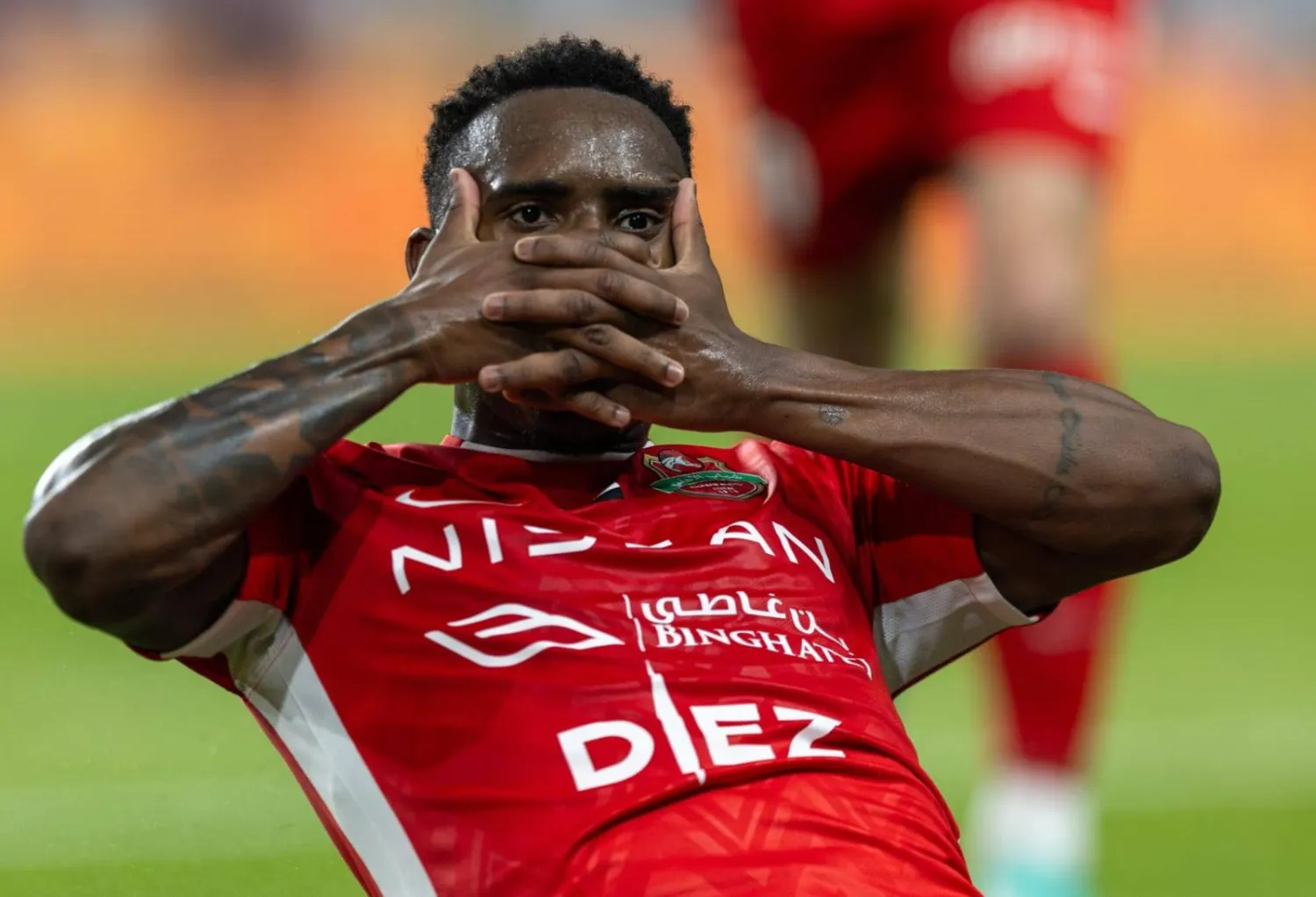 يوري سيزار يحتفل بهدفيه في الشارقة (نادي شباب الأهلي)