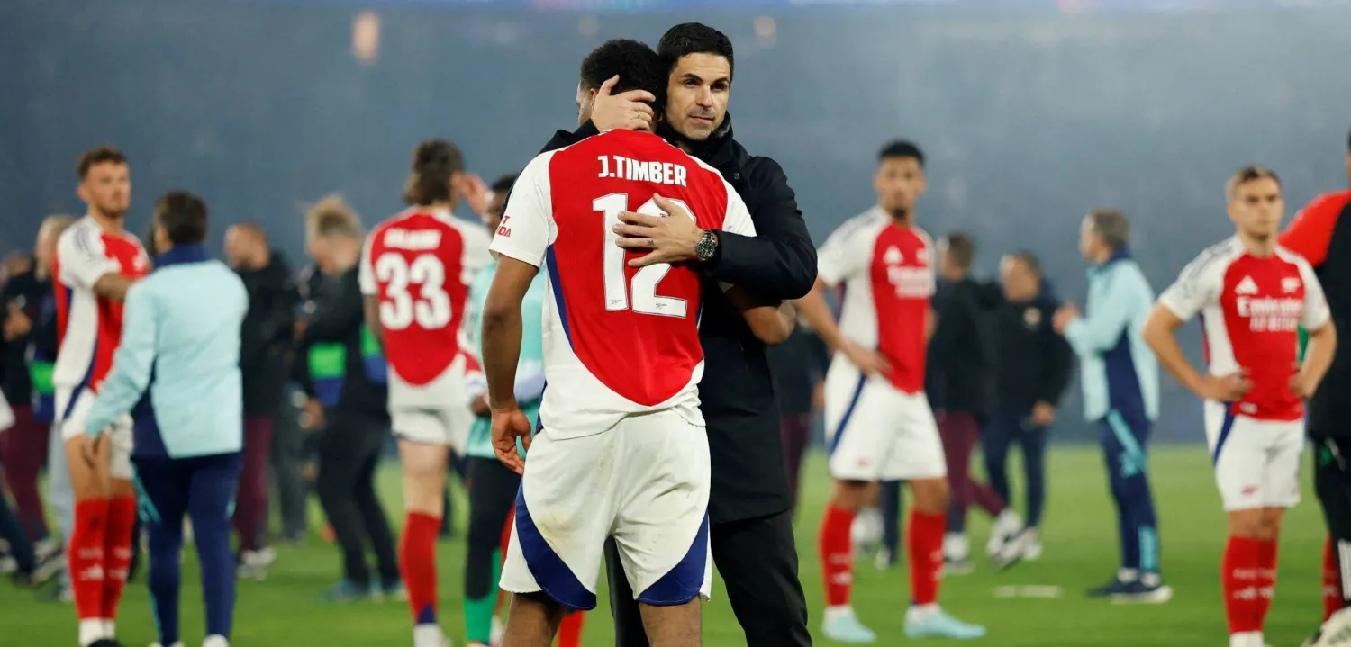 أرتيتا يواسي لاعبيه بعد الخروج الأوروبي (رويترز)