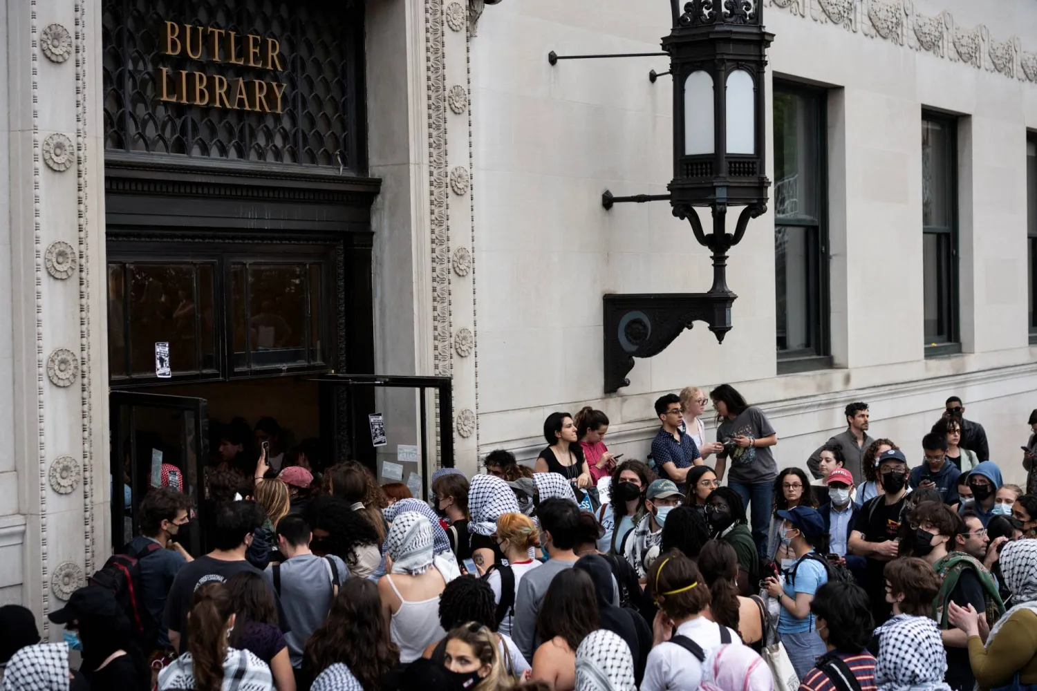 مظاهرة مؤيدة للفلسطينيين في مكتبة بتلر بحرم جامعة كولومبيا في نيويورك (رويترز)