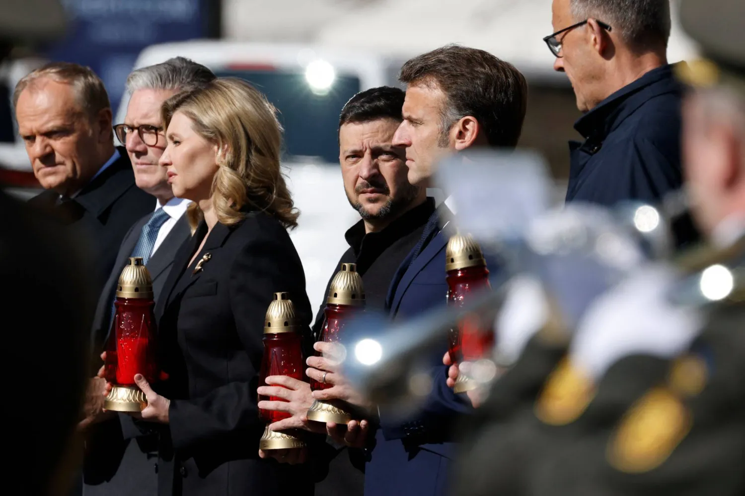 (من اليسار) رئيس الوزراء البولندي دونالد توسك ورئيس الوزراء البريطاني كير ستارمر وأولينا زيلينسكا والرئيس الأوكراني فولوديمير زيلينسكي والرئيس الفرنسي إيمانويل ماكرون والمستشار الألماني فريدريش ميرتس يُقدّمون احترامهم لضحايا الحرب عند النصب التذكاري للشهداء في ساحة ميدان الاستقلال في كييف (رويترز)