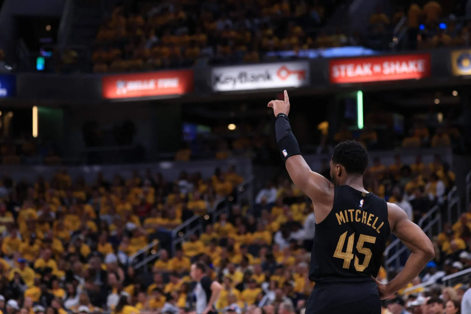 دونوفان ميتشل سحر الجميع في مواجهة كليفلاند وإنديانا (إ.ب.أ)