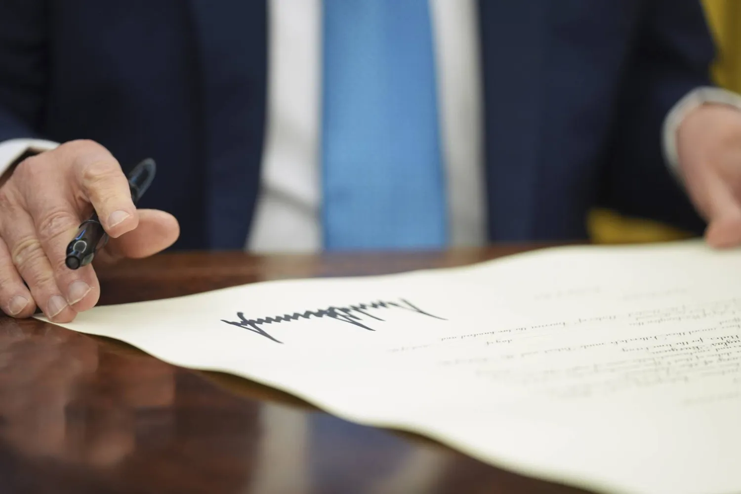 دونالد ترمب يوقع أمراً تنفيذياً في المكتب البيضاوي (أ.ب)