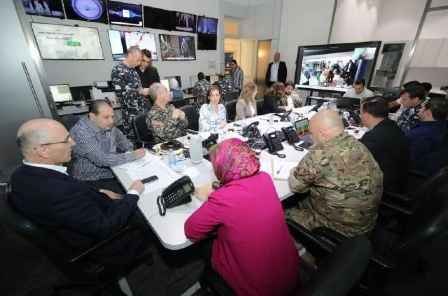 وزير الداخلية أحمد الحجار في غرفة العمليات المركزية في الوزارة (الوكالة الوطنية)