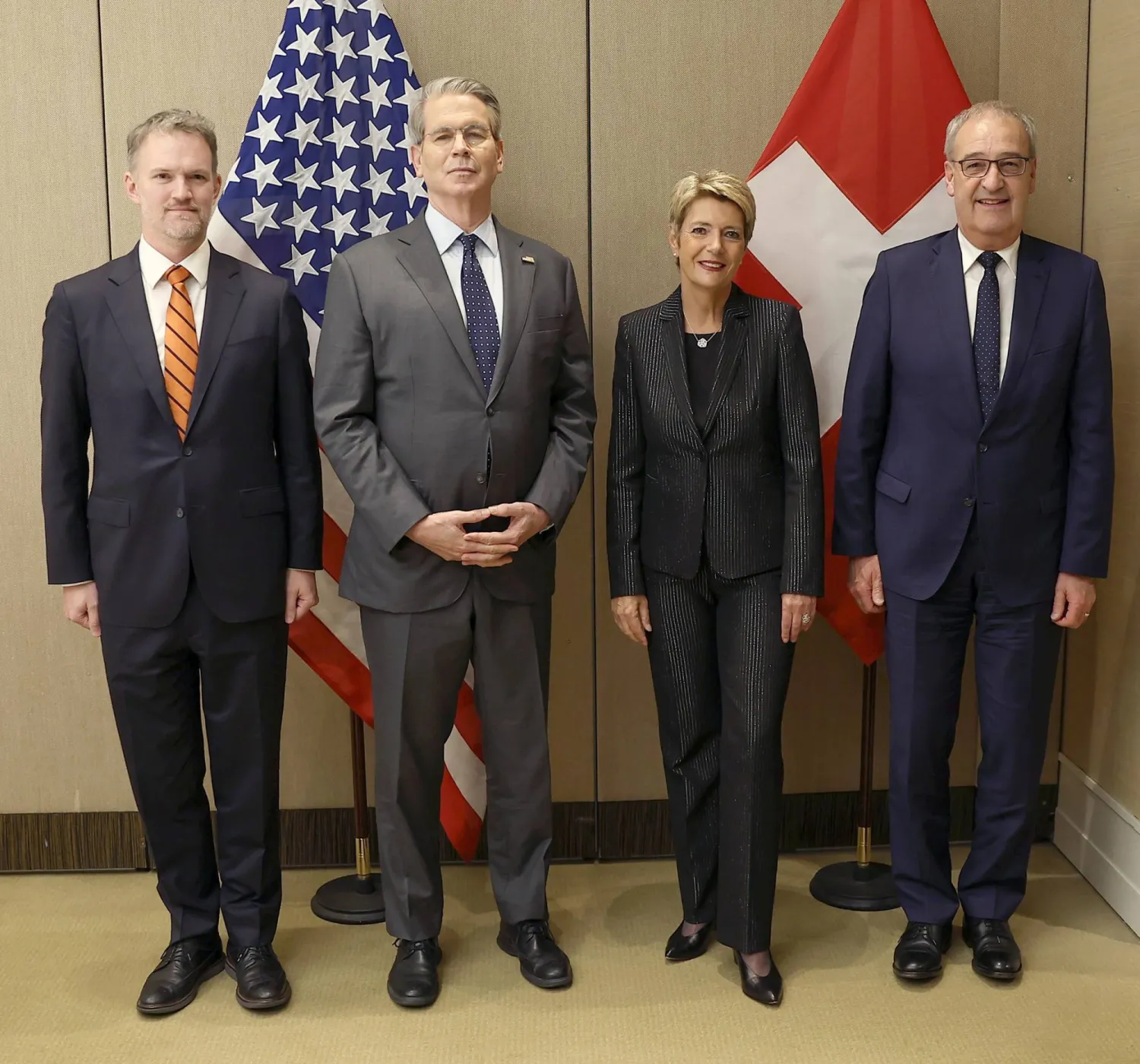 وزير الخزانة الأميركي ورئيسة سويسرا يتوسطان السفير الأميركي في جنيف (شمال) ونائب رئيسة سويسرا (يمين) (إكس)