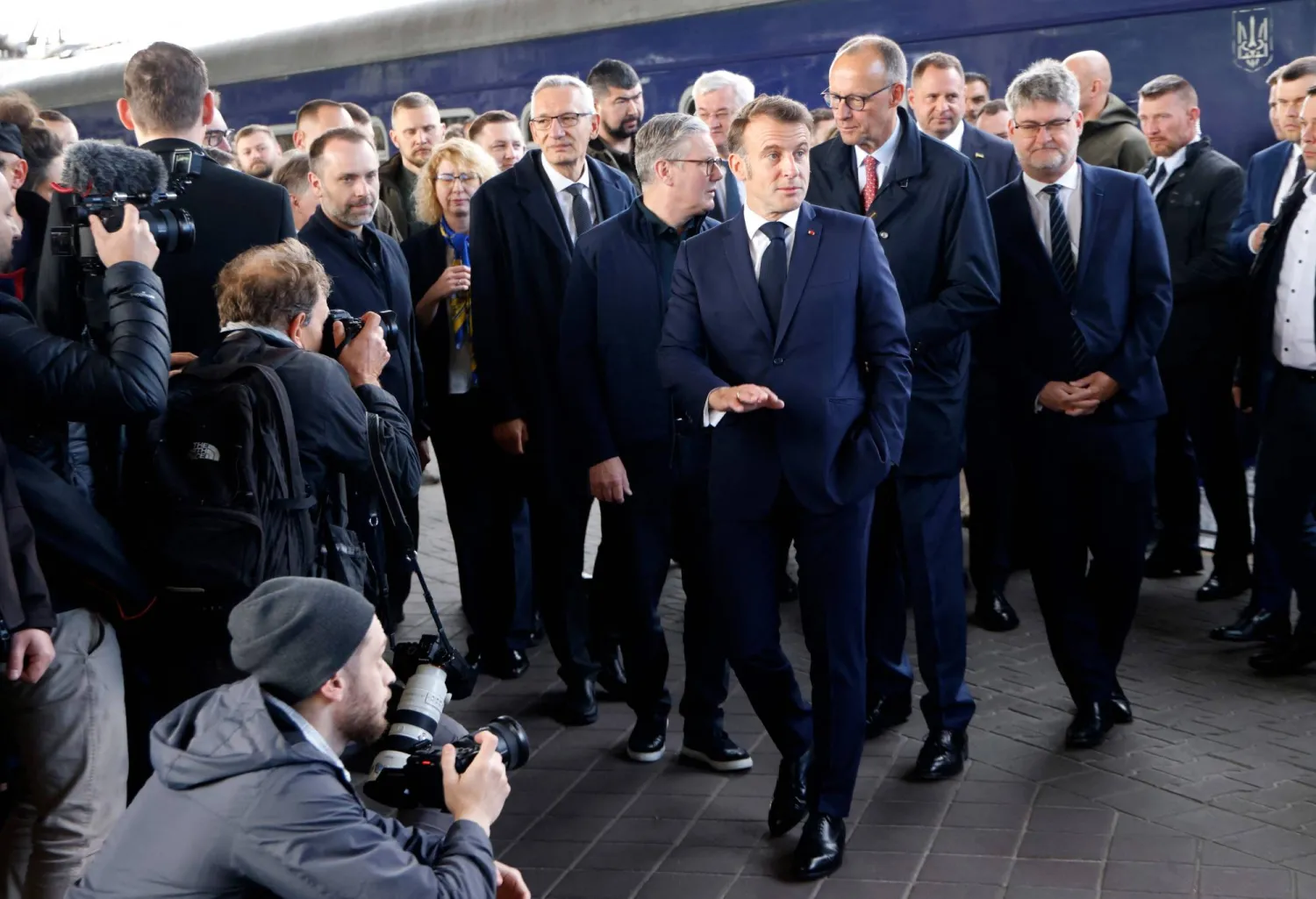 وصل الرئيس الفرنسي إيمانويل ماكرون (في الوسط) ورئيس الوزراء البريطاني كير ستارمر (يساراً) والمستشار الألماني فريدريش ميرتس (يميناً) إلى محطة القطارات بكييف في 10 مايو 2025 قبيل اجتماع لقادة أوروبيين في العاصمة الأوكرانية (أ.ف.ب)