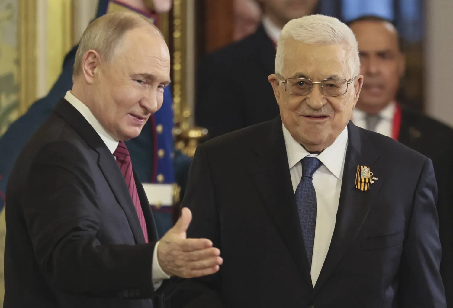 الرئيس الروسي فلاديمير بوتين يستقبل نظيره الفلسطيني محمود عباس في الكرملين بموسكو (إ.ب.أ)