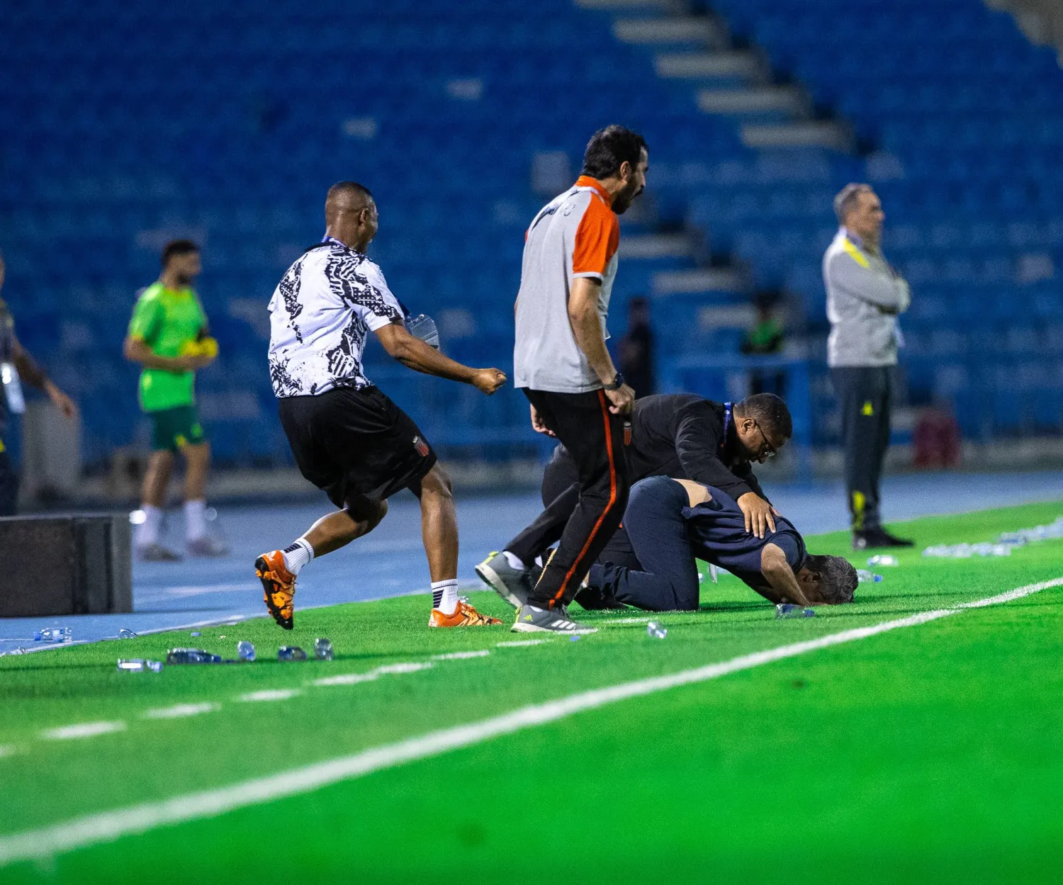 الكبيشان يسجد شكرا لله بعد هدف الفوز (تصوير: عيسى الدبيسي)