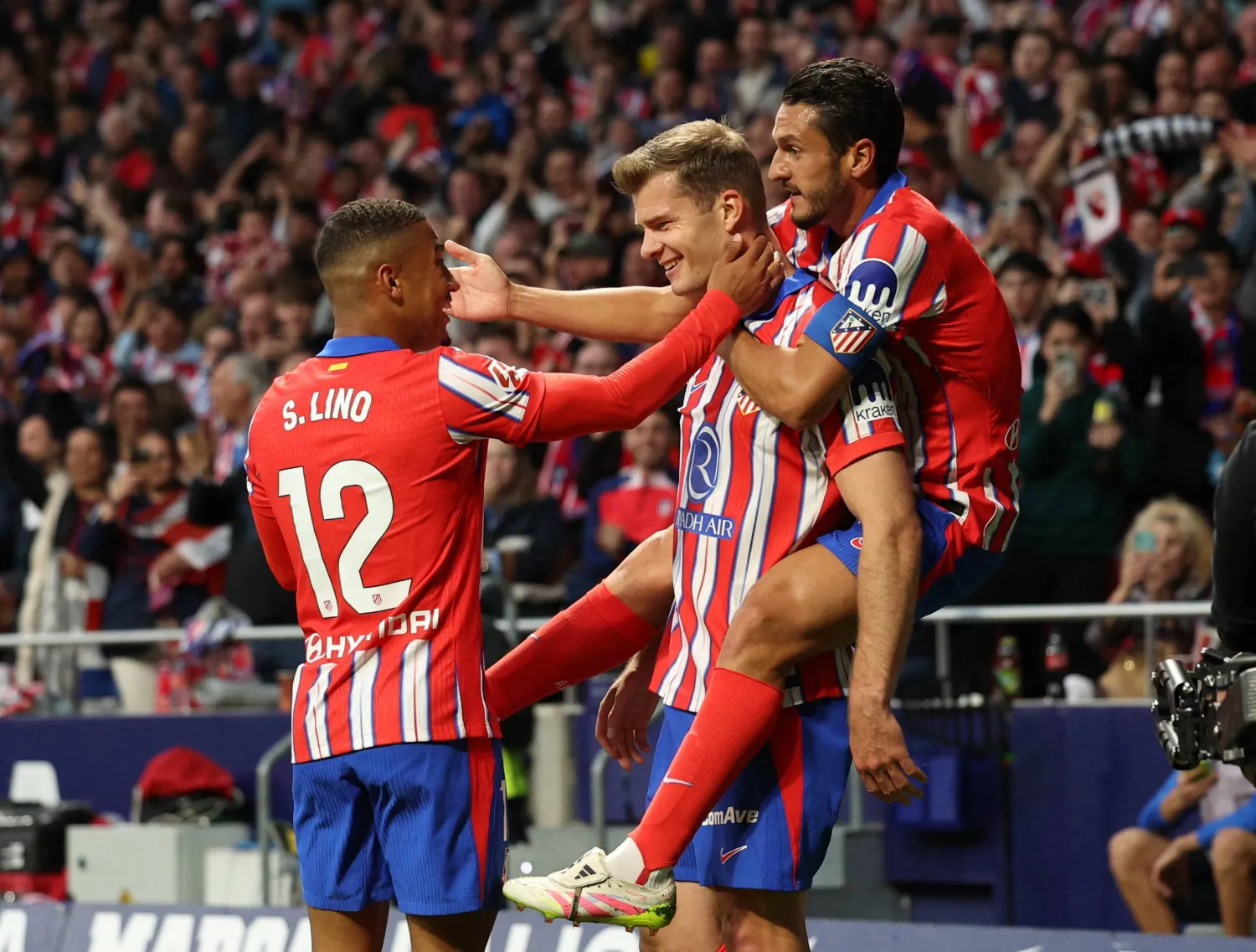 سورلوث محتفلا بهدفه الثالث (رويترز)