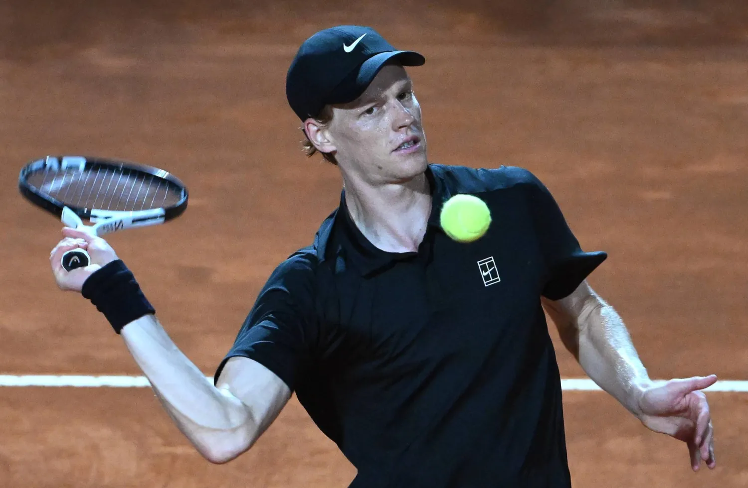 سينر خلال مواجهته مع منافسه الأرجنتيني (إ.ب.أ)