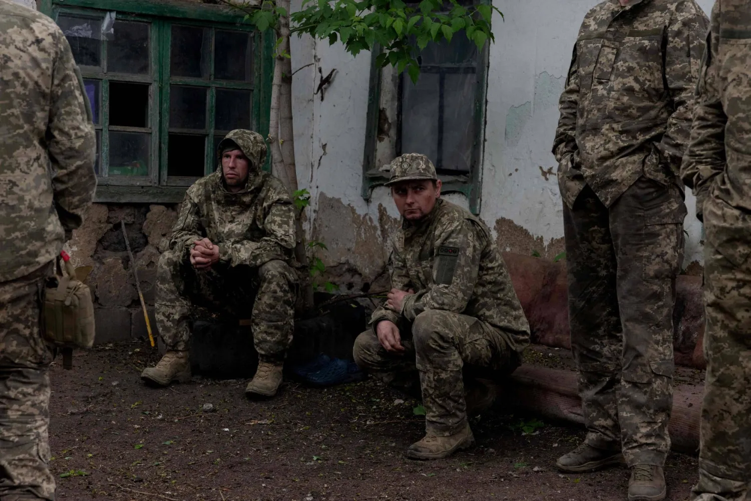 جنود أوكرانيون من كتيبة الهجوم المنفصلة الرابعة والعشرين «أيدار» يجلسون خلال فترة راحة بين دوراتهم في مكان غير معلن بمنطقة دنيبروبيتروفسك (أ.ف.ب)