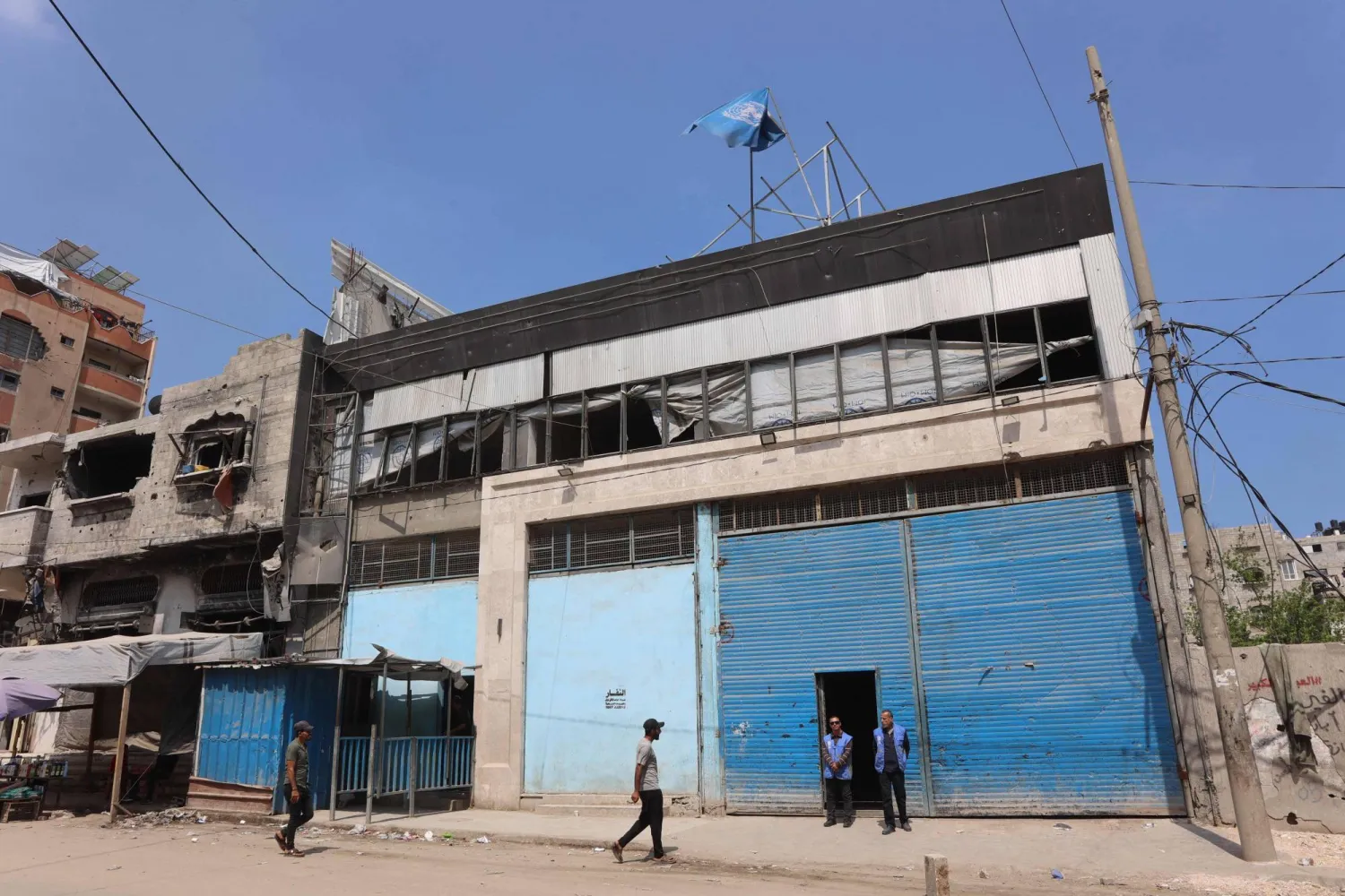 مدخل مستودع مغلق لتوزيع مساعدات الأونروا في شارع الجلاء بمدينة غزة يوم 28 أبريل 2025 (أ.ف.ب)