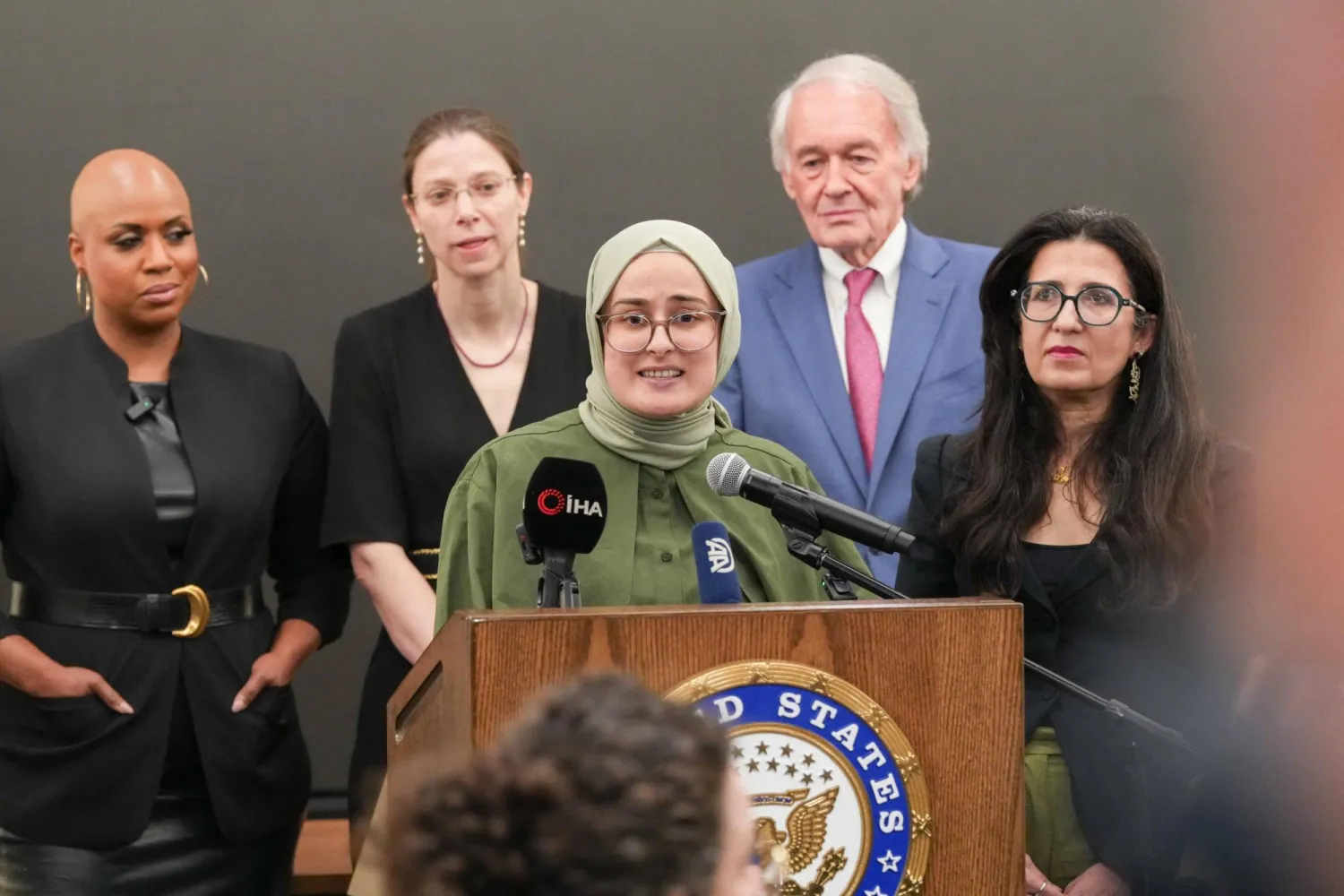 تتحدث روميسا أوزتورك طالبة الدكتوراه في جامعة تافتس إلى وسائل الإعلام عقب وصولها إلى مطار لوغان الدولي في بوسطن (إ.ب.أ)