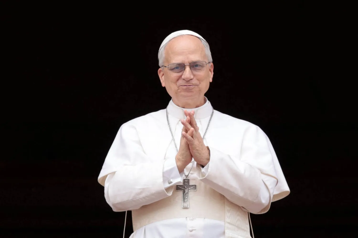 البابا ليو الرابع عشر خلال أول قداس له في ساحة القديس بطرس (رويترز)