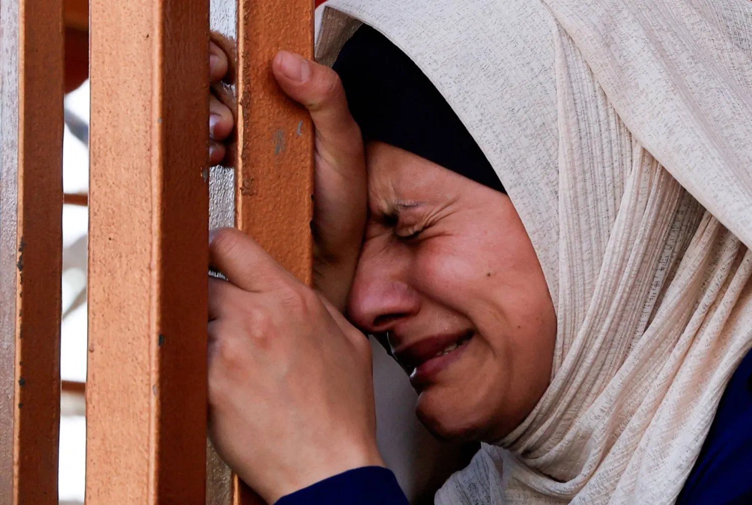 فلسطينية تبكي خلال تشييع جثامين ضحايا قتلتهم إسرائيل في خان يونس جنوب غزة يوم الأحد (رويترز)