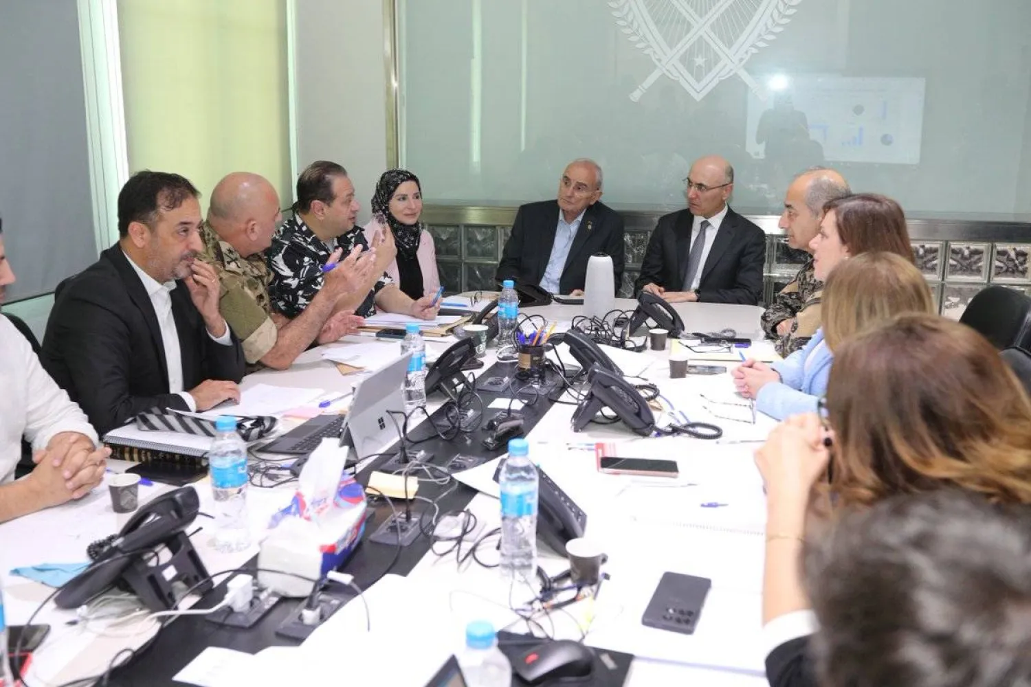 وزير الدفاع ميشال منسى ووزير الداخلية أحمد الحجار خلال زيارة «غرفة العمليات المشتركة» في محافظة الشمال (وزارة الداخلية)