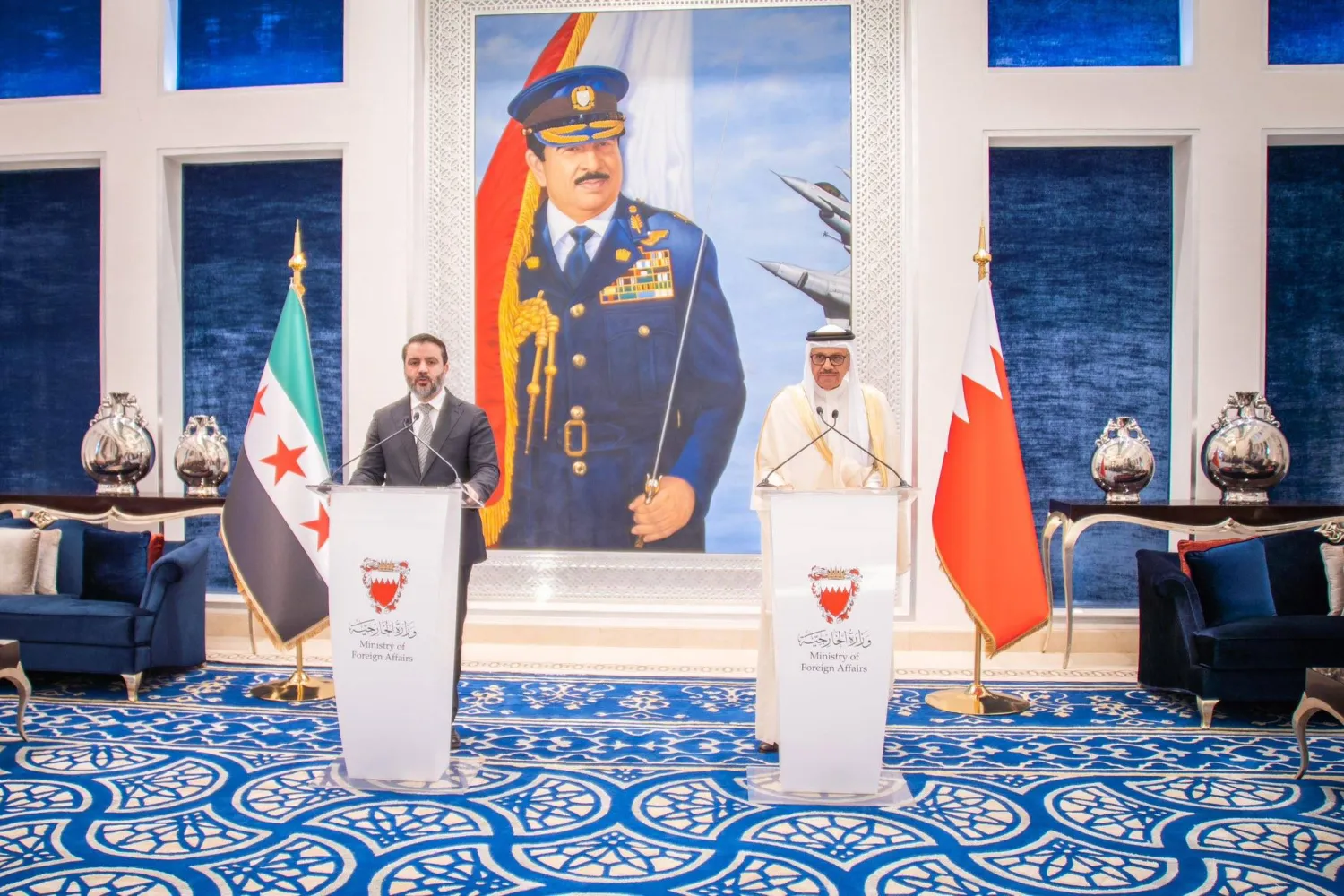 وزير الخارجية السوري أسعد الشيباني مع نظيره البحريني عبد اللطيف الزياني خلال مؤتمر صحافي في المنامة (وكالة أنباء البحرين)