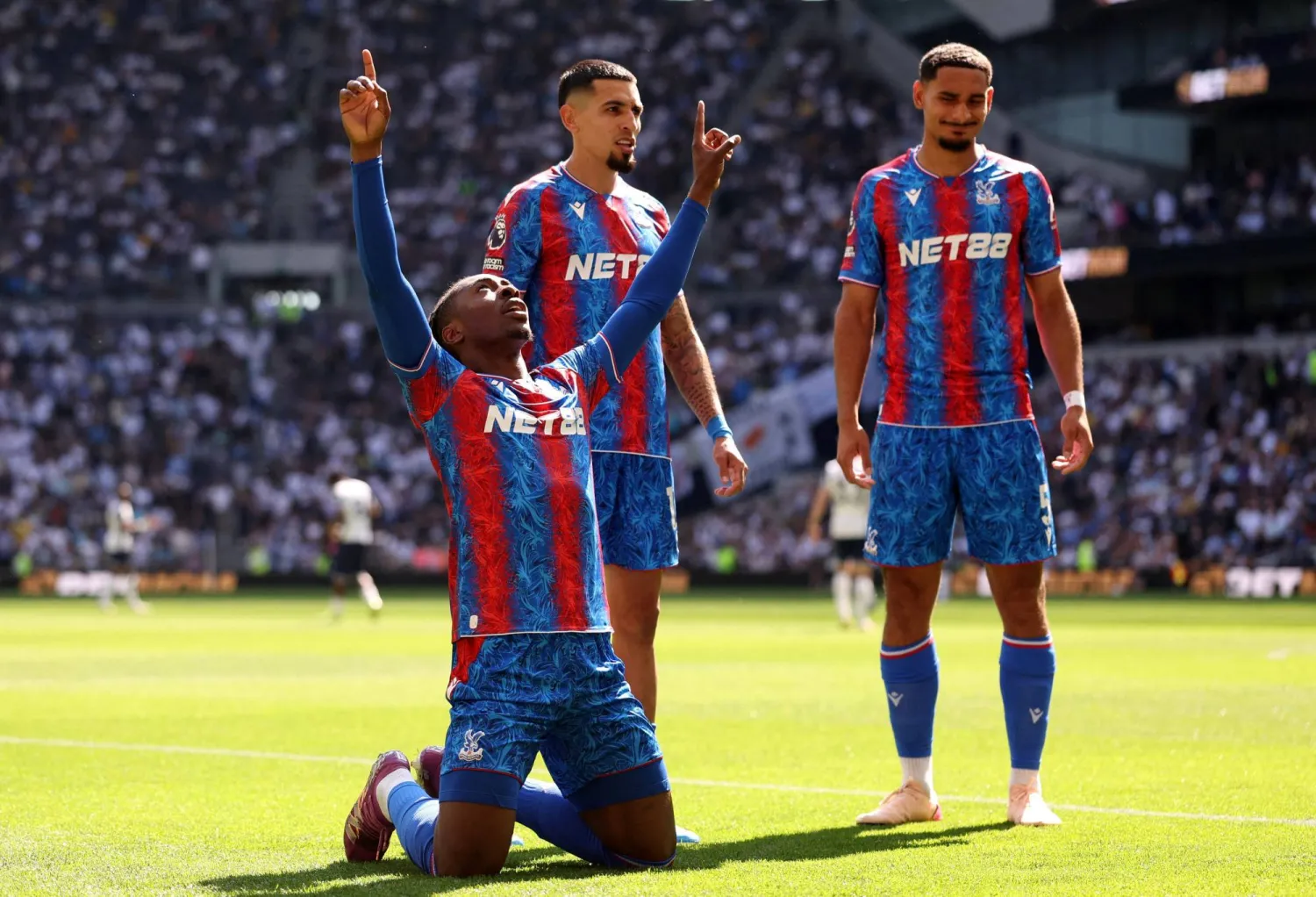 إيبيريتشي إيزي يحتفل مع لاعبي كريستال بالثنائية في مرمى توتنهام (رويترز)