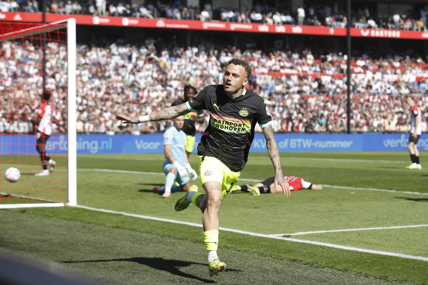 نوا لانغ يحتفل بهدف الفوز القاتل لأيندهوفن على فينورد (إ.ب.أ)