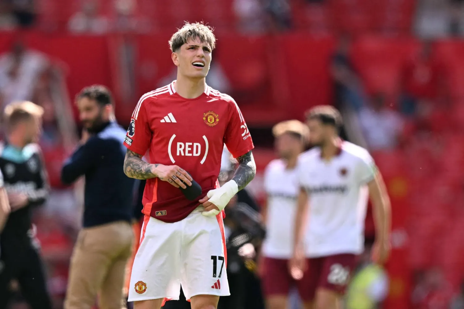 الحسرة بادية على وجه غارناتشو لاعب مانشستر يونايتد بعد الهزيمة من وست هام (أ.ف.ب)