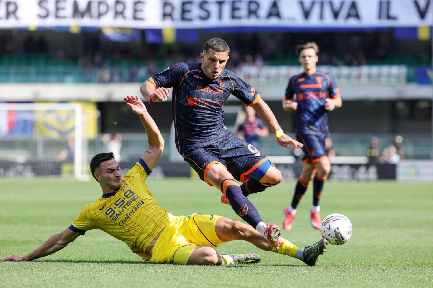 التعادل حكم مواجهة هيلاس فيرونا وليتشي (إ.ب.أ)