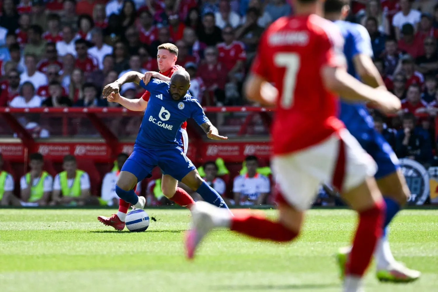 التعادل حكم مواجهة ليستر سيتي ونوتنغهام فورست (أ.ف.ب)