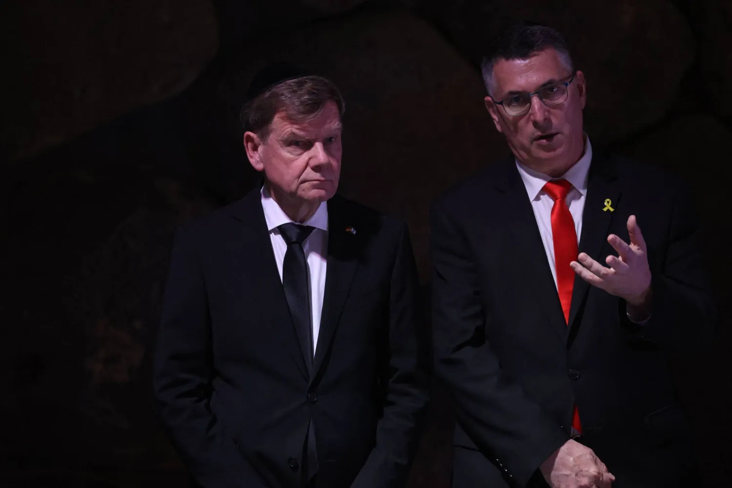 وزير الخارجية الألماني يوهان فاديفول (يسار) يلتقي نظيره الإسرائيلي جدعون ساعر في القدس (أ.ف.ب)