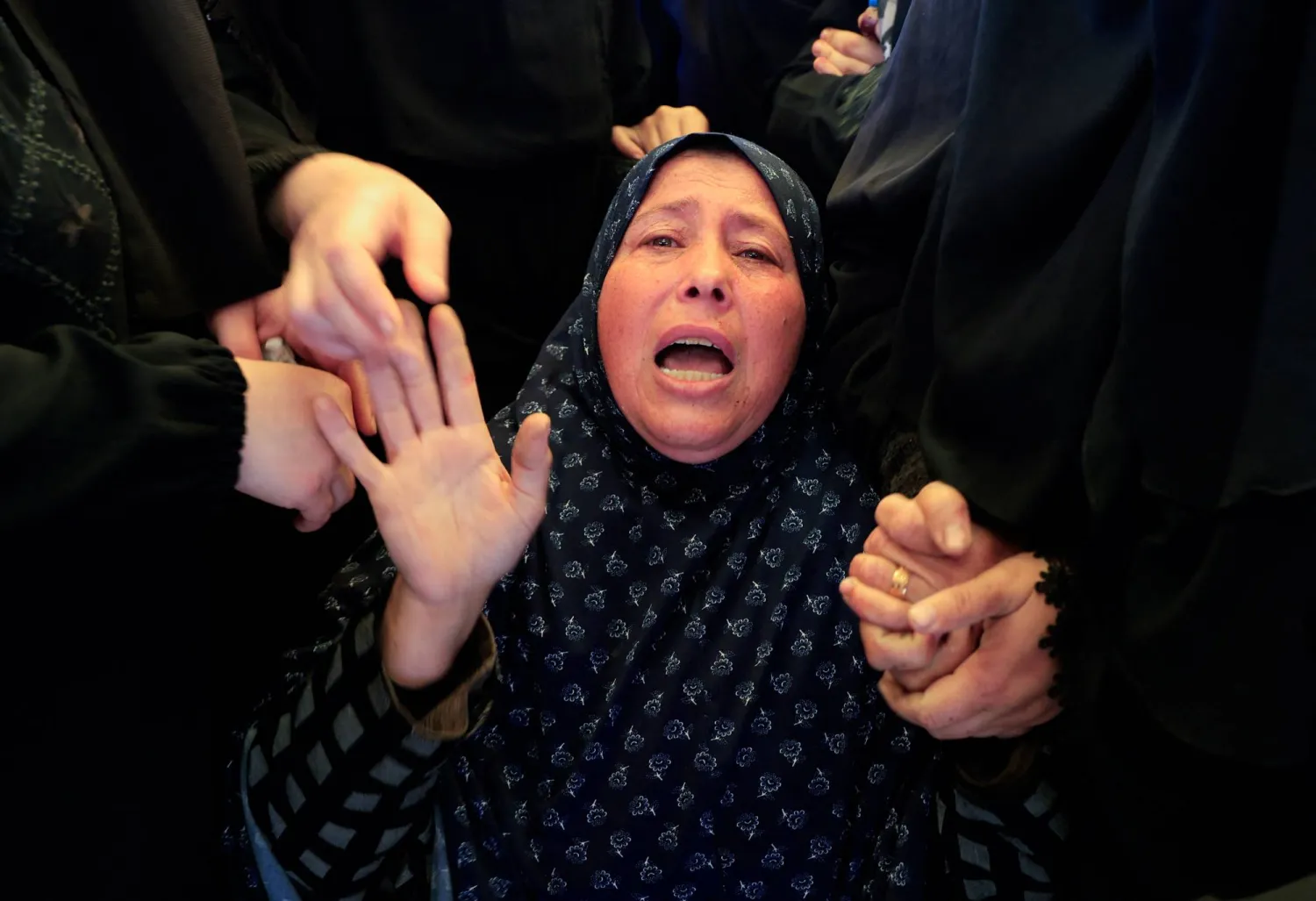 فلسطينية تبكي خلال تشييع ضحايا غارات إسرائيلية في خان يونس يوم الأحد (رويترز)