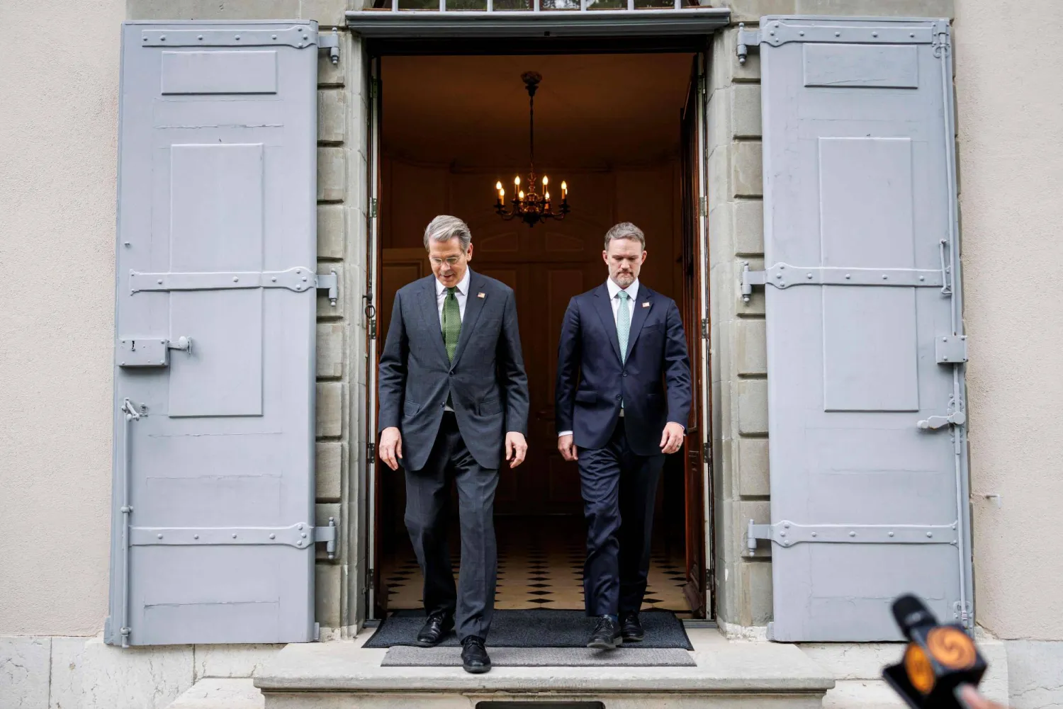 بيسنت وغرير يستعدان للتصريح إلى وسائل الإعلام بعد انتهاء المحادثات في جنيف (أ.ف.ب)