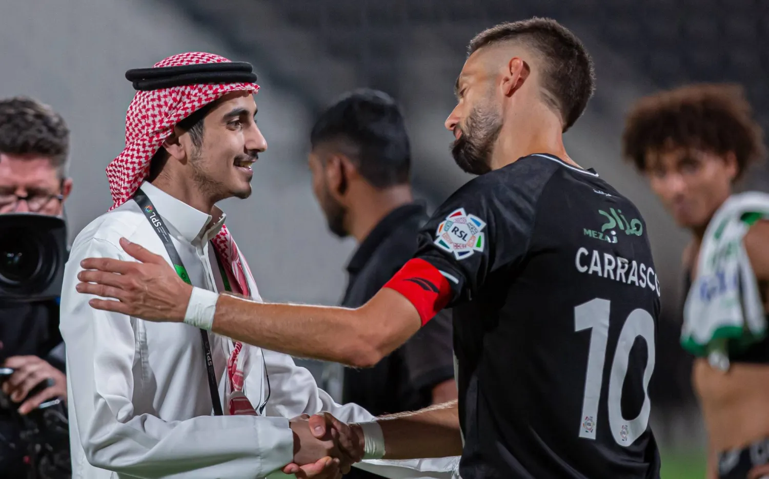 المنجم مع قائد الفريق يانيك كاراسكو (نادي الشباب)