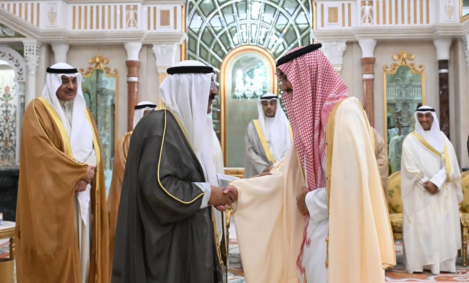 الشيخ مشعل الأحمد خلال استقباله الأمير عبد العزيز الفيصل (الأولمبية السعودية)