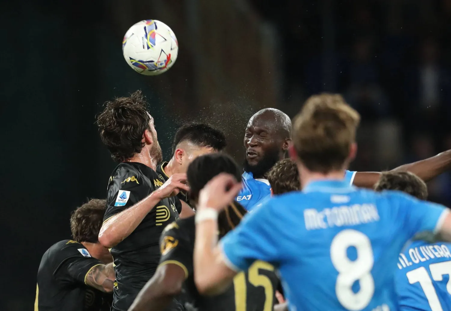 جنوى انتزع نقطة من عرين نابولي وأشعل سباق الصدارة (أ.ف.ب)