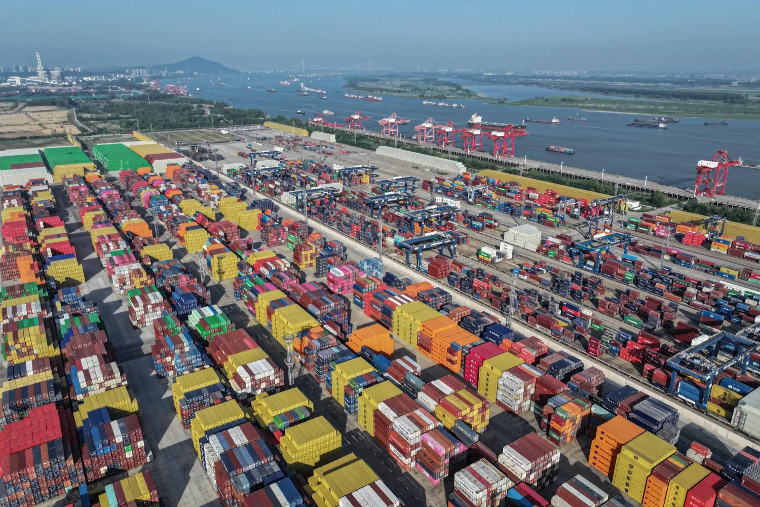 آلاف الحاويات بميناء نانجينغ شرق الصين (أ.ف.ب)