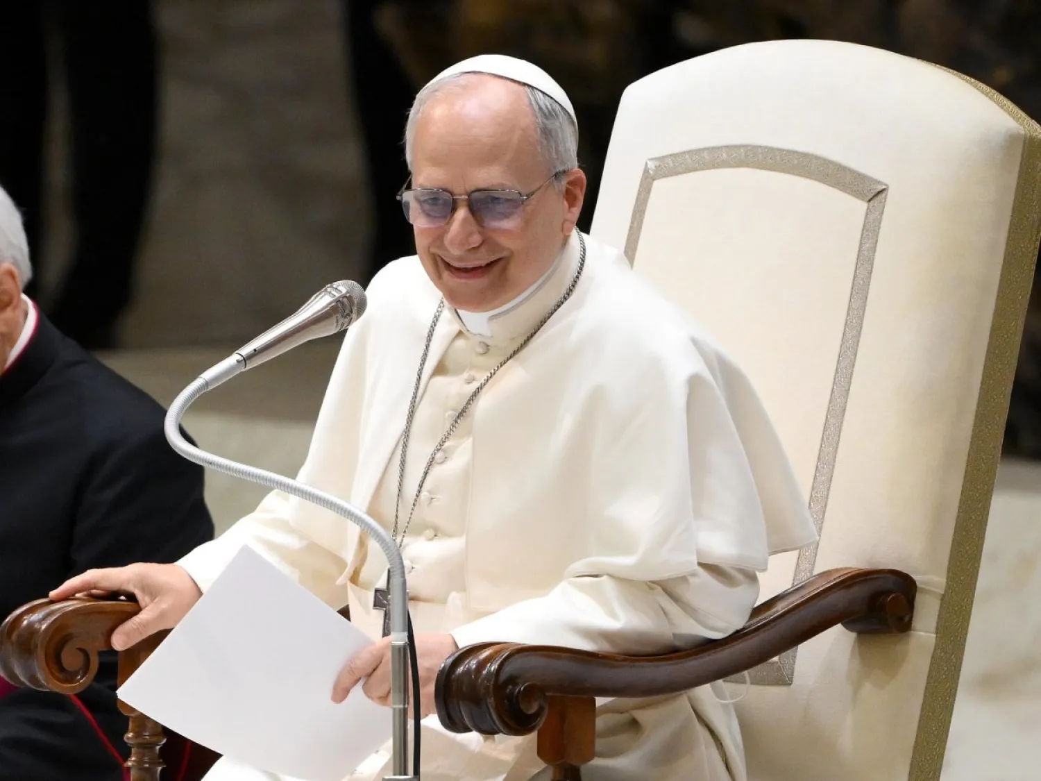 البابا ليو الرابع عشر خلال لقاء مع أعضاء وسائل الإعلام في الفاتيكان (إ.ب.أ)