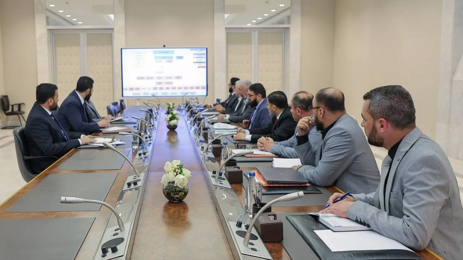 الرئيس الشرع خلال اجتماع مع وزير العدل مظهر الويس (الإخبارية السورية)