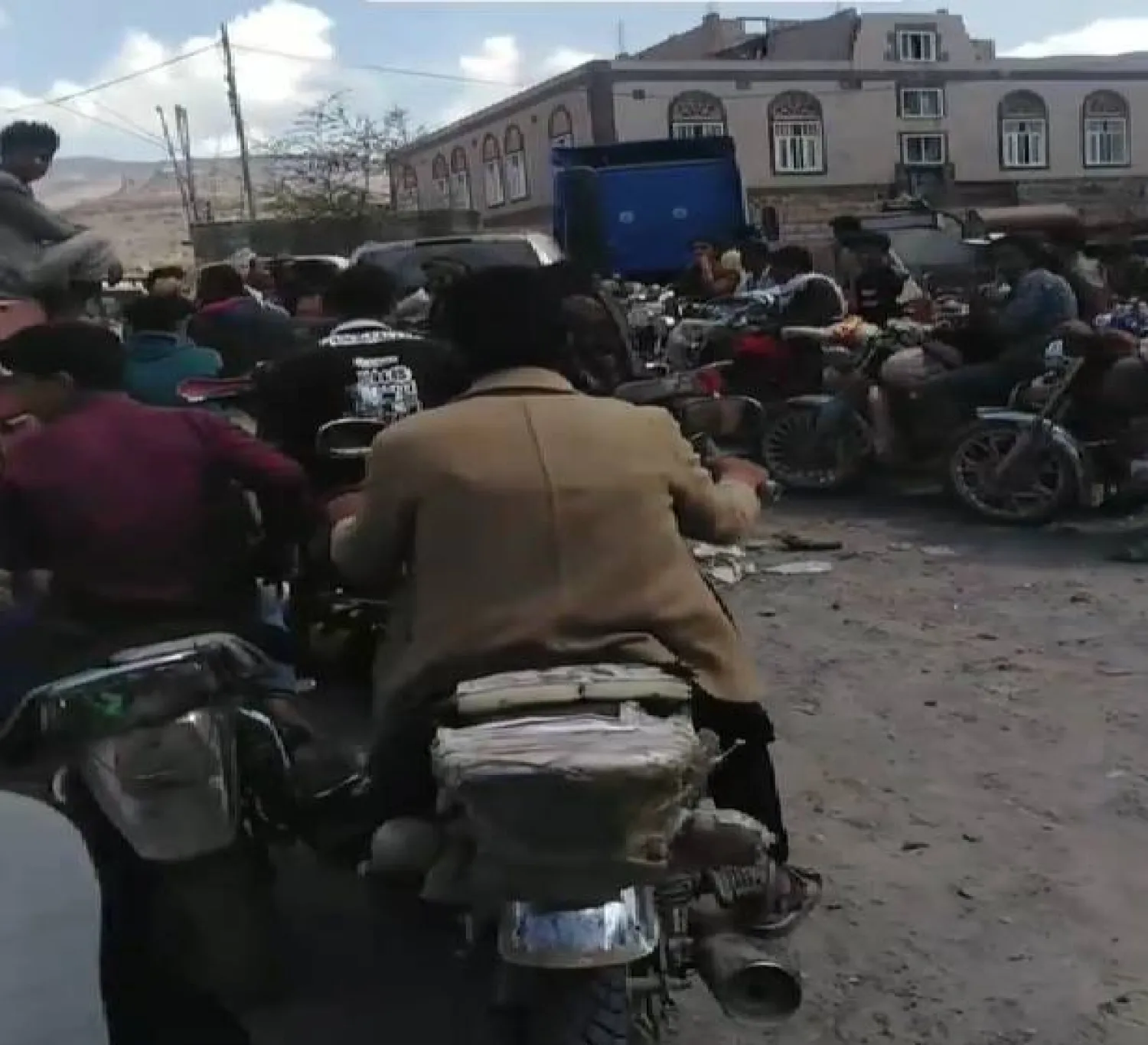 زحام دراجات نارية أمام شاحنة محملة بالبنزين في مديرية النادرة في محافظة إب (إكس)