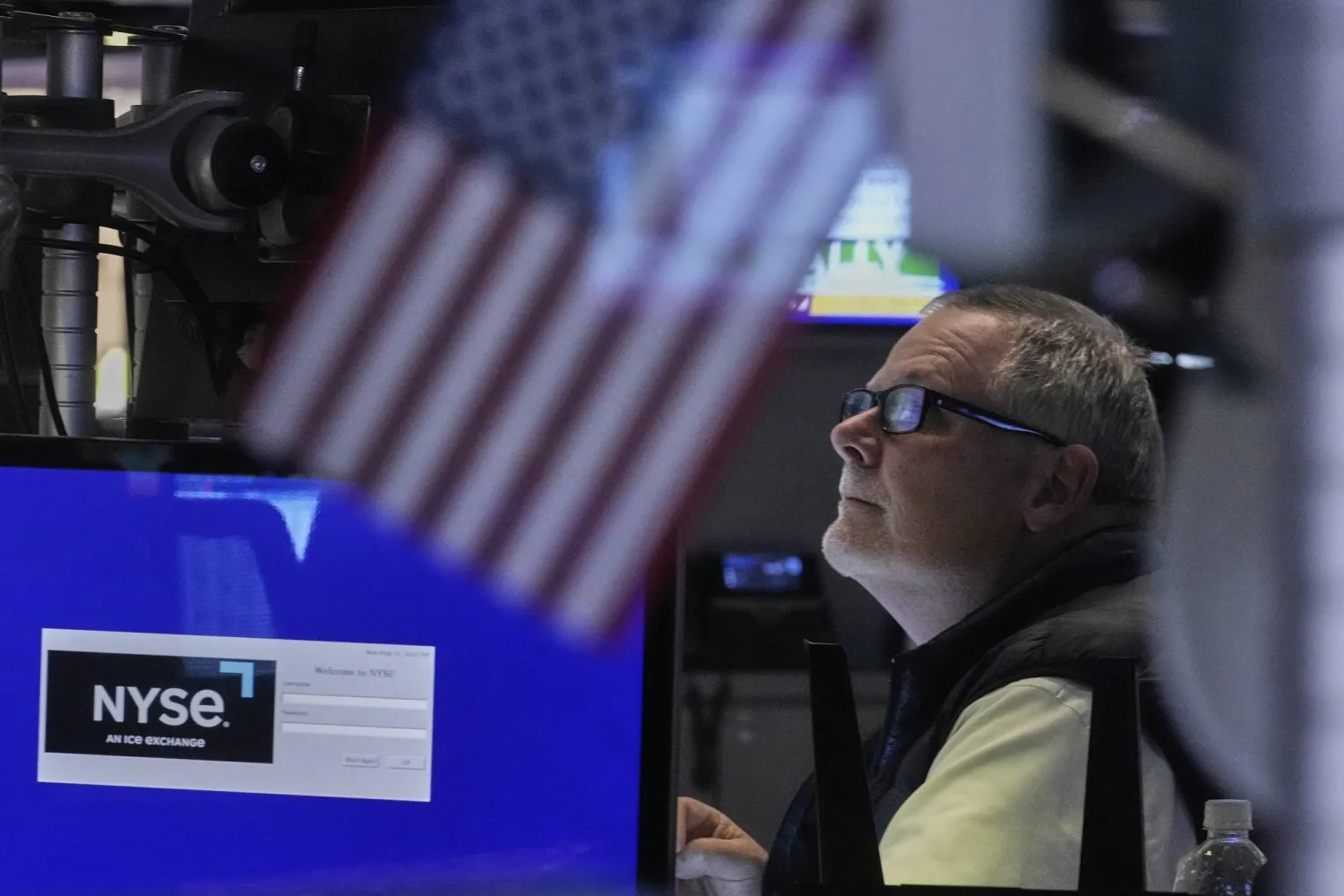 متداول يعمل في بورصة نيويورك (أ.ب)