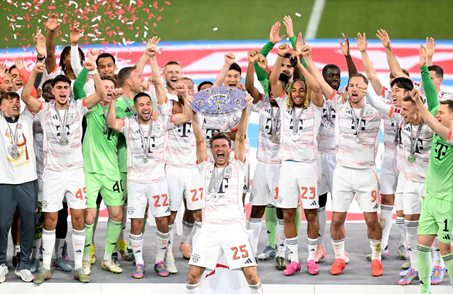 مجموعة من لاعبي بايرن ميونيخ احتفلوا بلقب الدوري في إيبيزا (رويترز)