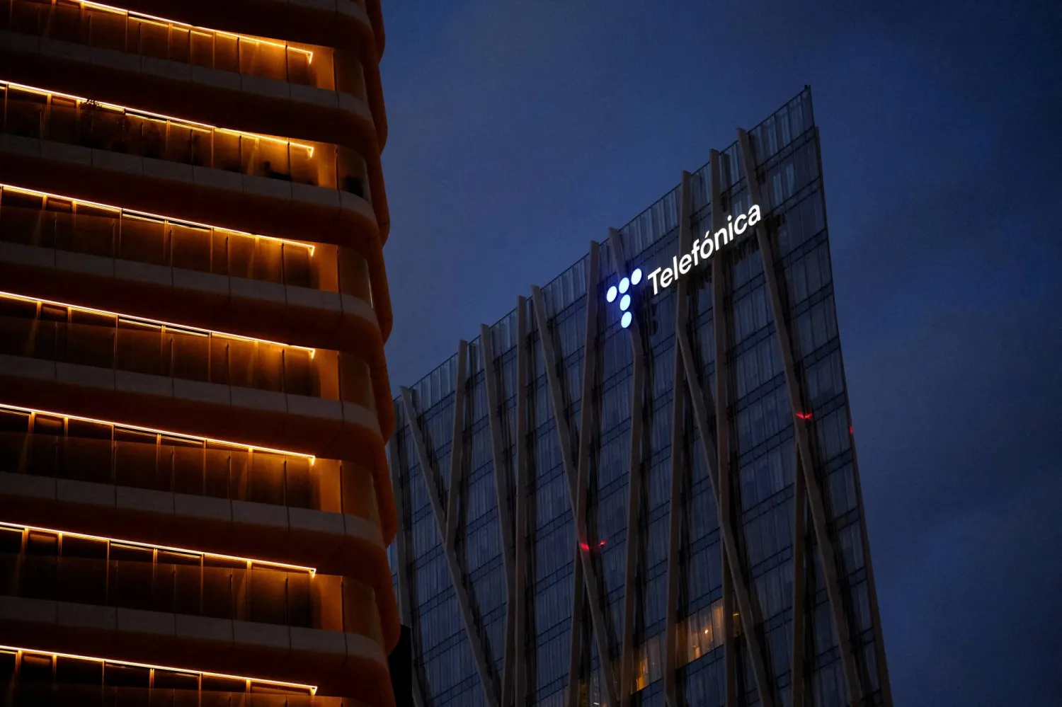 شعار شركة الاتصالات الإسبانية «تليفونيكا» على مقرها الرئيسي في برشلونة (رويترز)