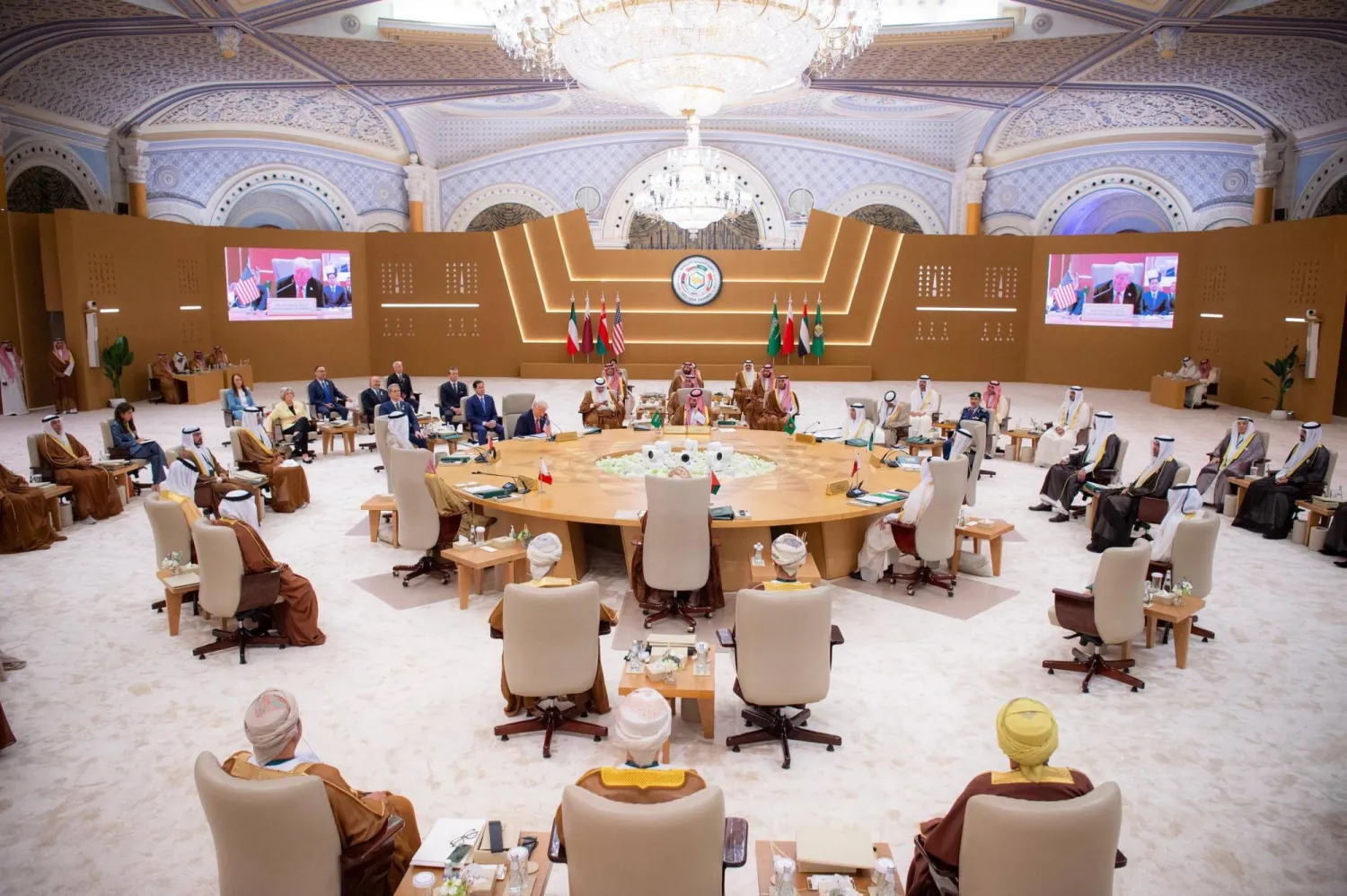 القاعة التي احتضنت القمة الخليجية الأميركية في الرياض (واس)