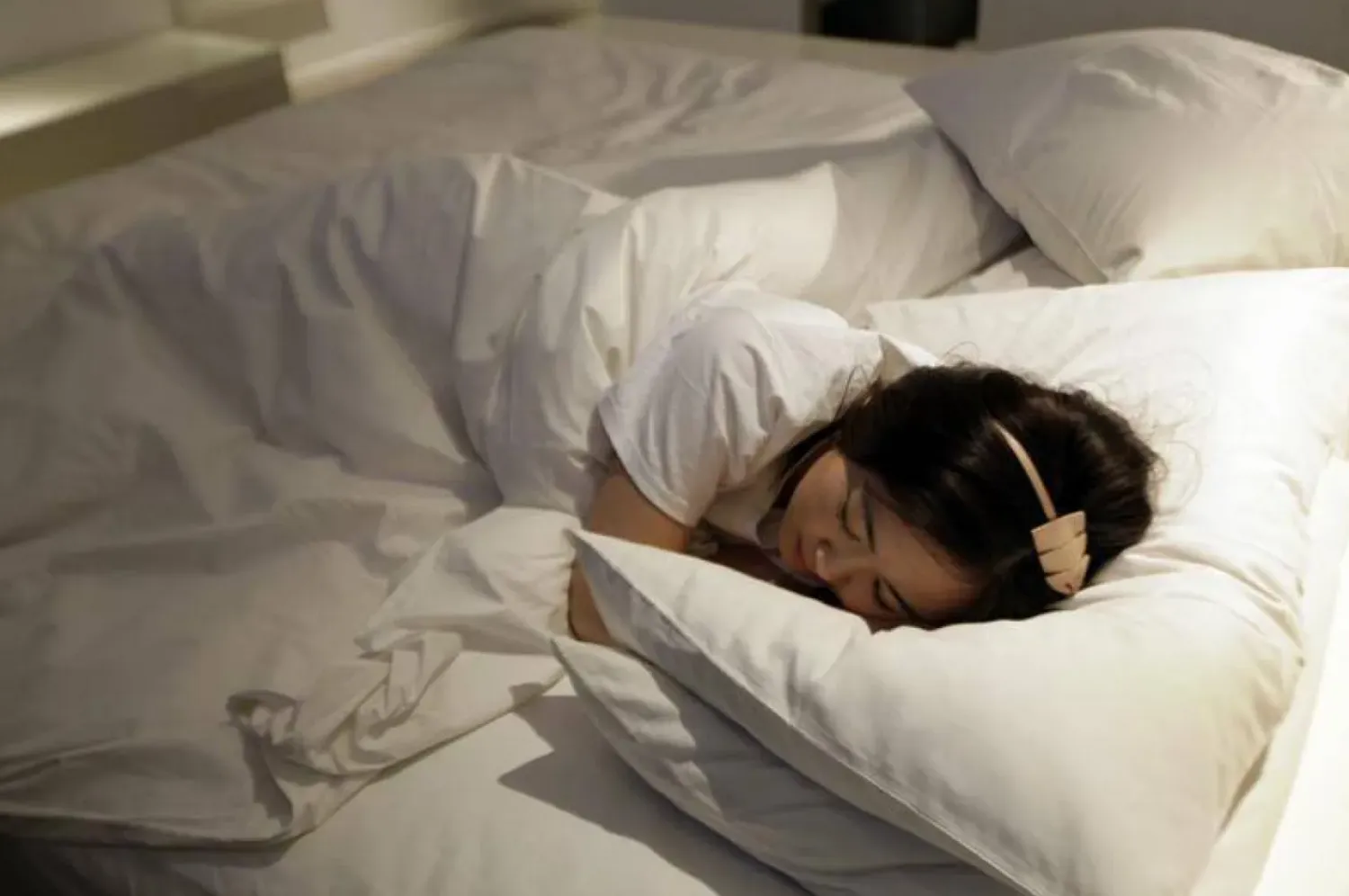 يعد النوم عملية استعادة حيوية أساسية لصحة الإنسان وإنتاجيته (رويترز)