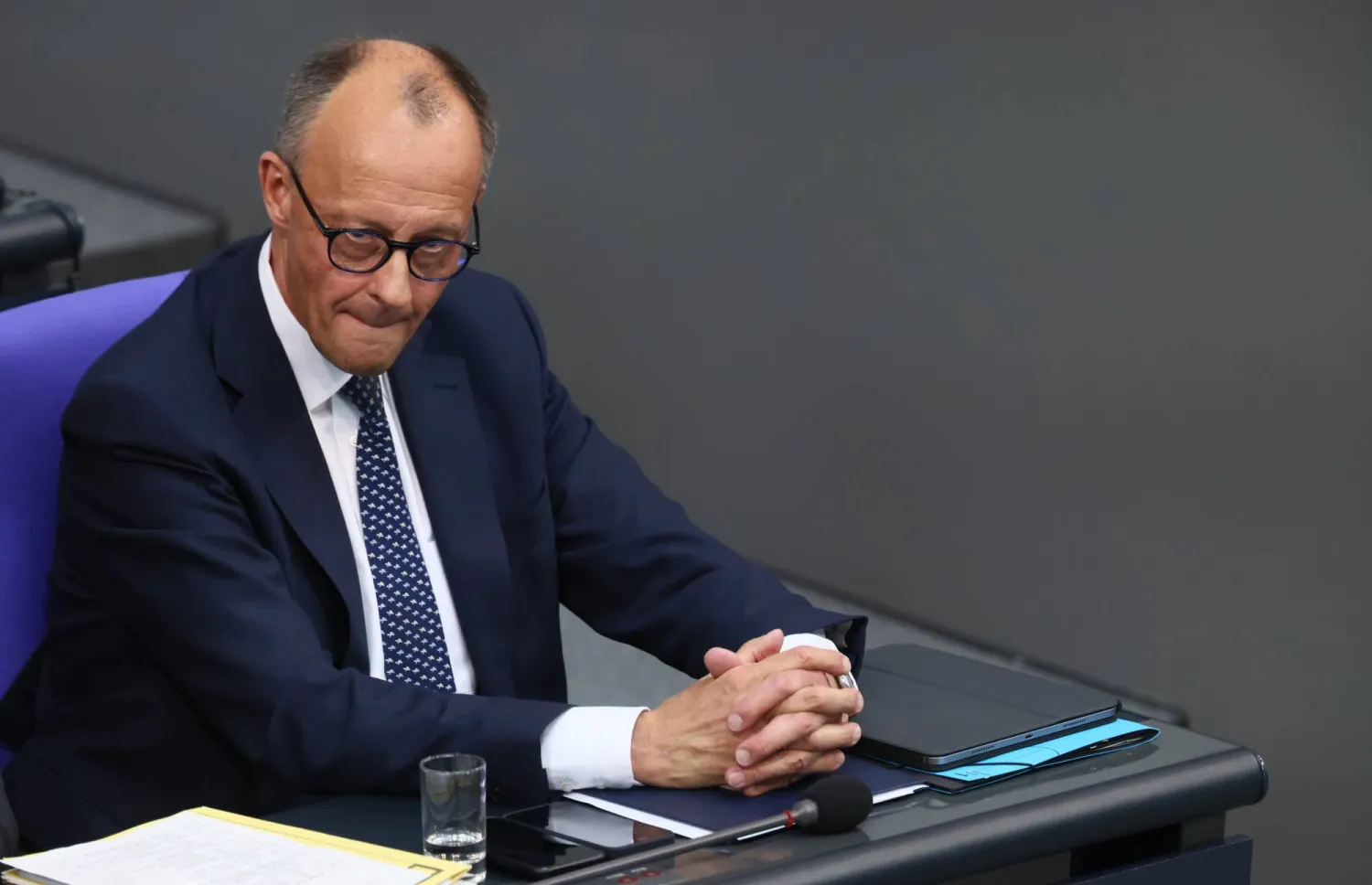 المستشار الألماني فريدريش ميرتس بعد إلقائه خطابه خلال جلسة للبرلمان الألماني «البوندستاغ» في برلين 14 مايو 2025 (إ.ب.أ)