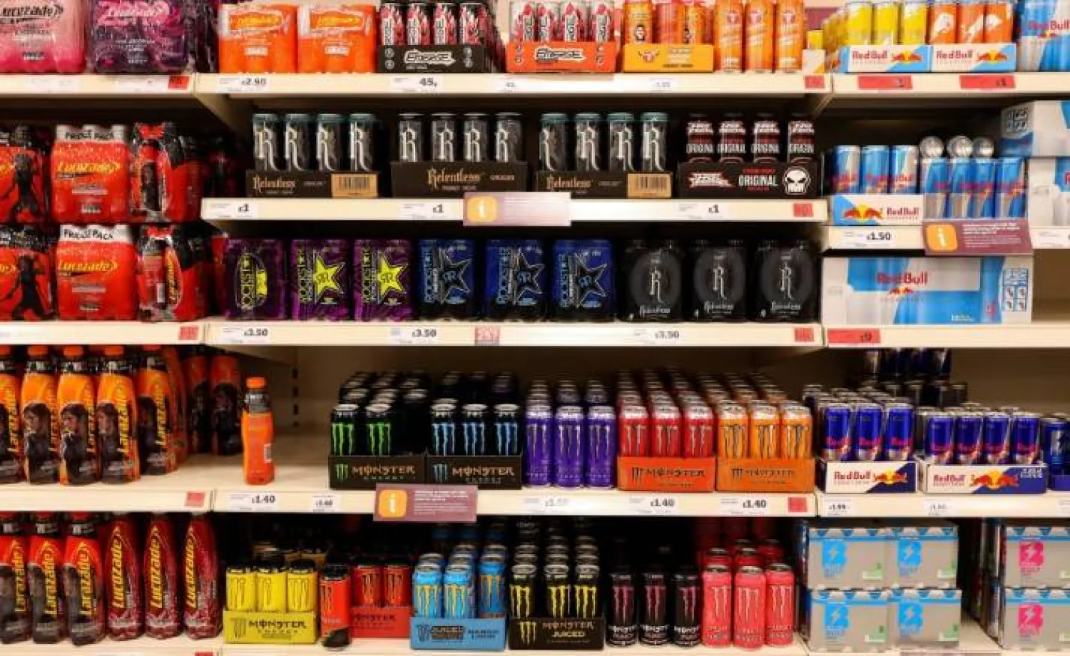مشروبات الطاقة يمكن أن تزيد من خطر الإصابة بسرطان الدم (رويترز)