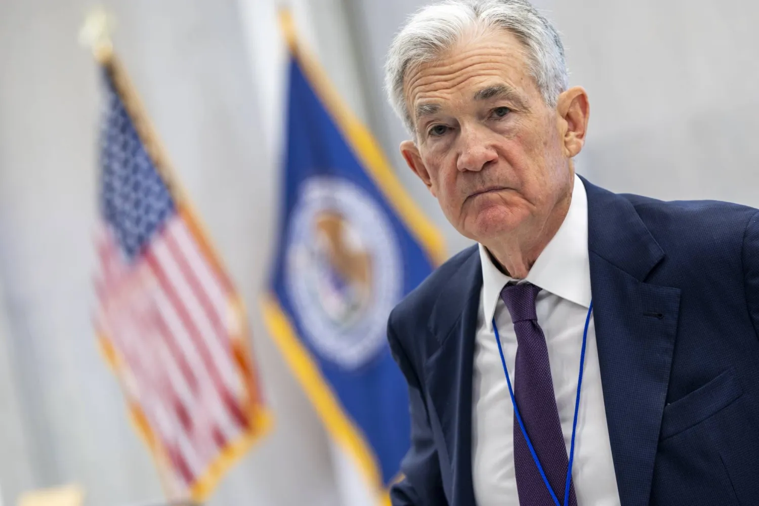 جيروم باول قُبيل إلقاء كلمته الافتتاحية في مؤتمر توماس لاوباخ البحثي بواشنطن 15 مايو 2025 (إ.ب.أ)