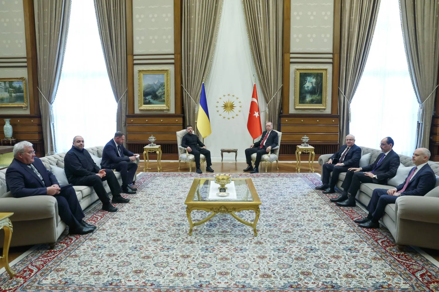 الرئيس التركي رجب طيب إردوغان يستقبل نظيره الأوكراني فولوديمير زيلينسكي في أنقرة (أ.ف.ب)