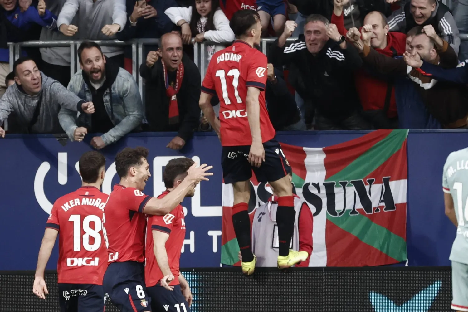 فرحة لاعبي أوساسونا (إ.ب.أ)