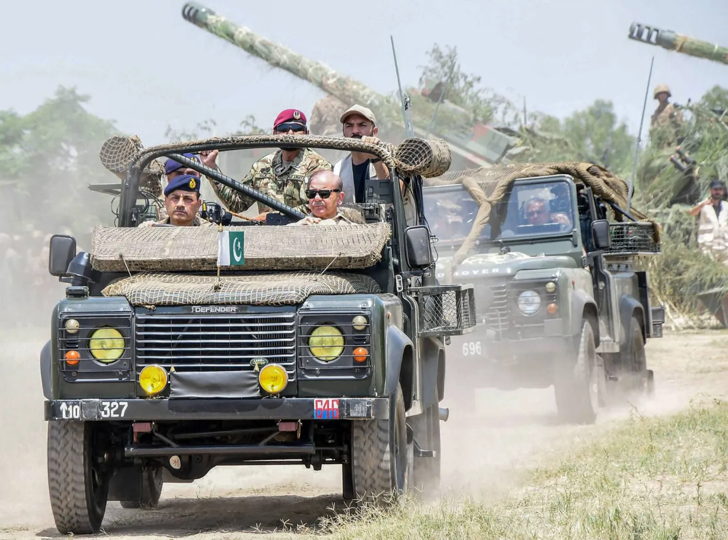 رئيس الوزراء الباكستاني شهباز شريف (في الأمام على اليمين) برفقة قائد الجيش الجنرال سيد عاصم منير (في الأمام على اليسار) عند وصولهما إلى معسكر باسرور في إقليم البنجاب بباكستان يوم 14 مايو 2025 (أ.ف.ب)