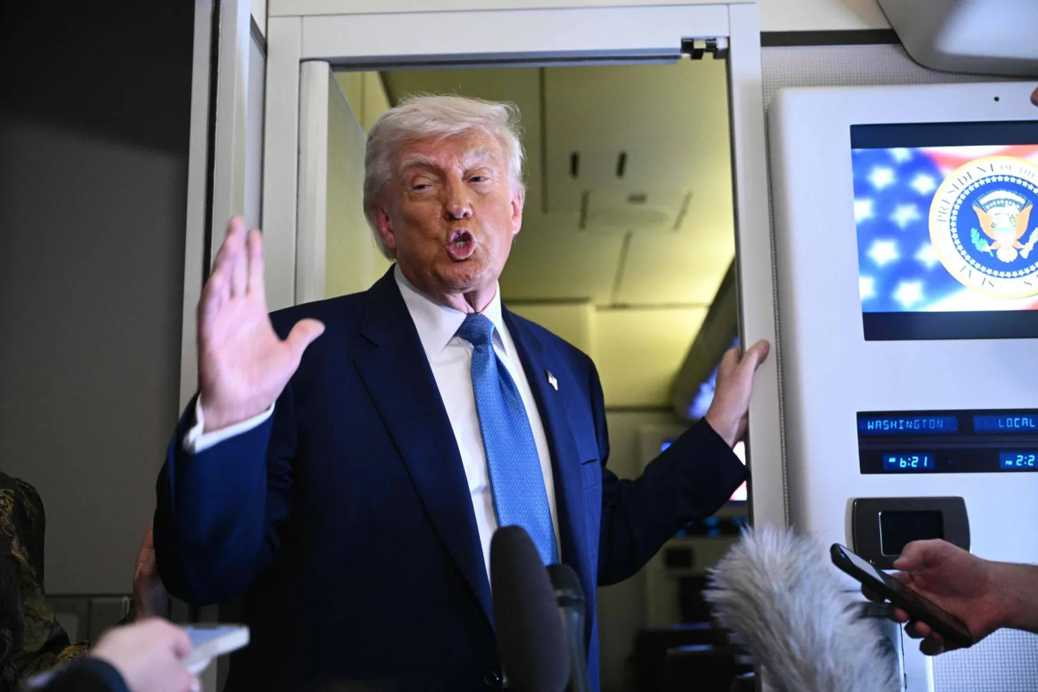  دونالد ترمب يتحدث إلى وسائل الإعلام المرافقة له على متن طائرة الرئاسة الأميركية بعد مغادرته أبوظبي في ختام جولته الشرق أوسطية (أ.ف.ب)