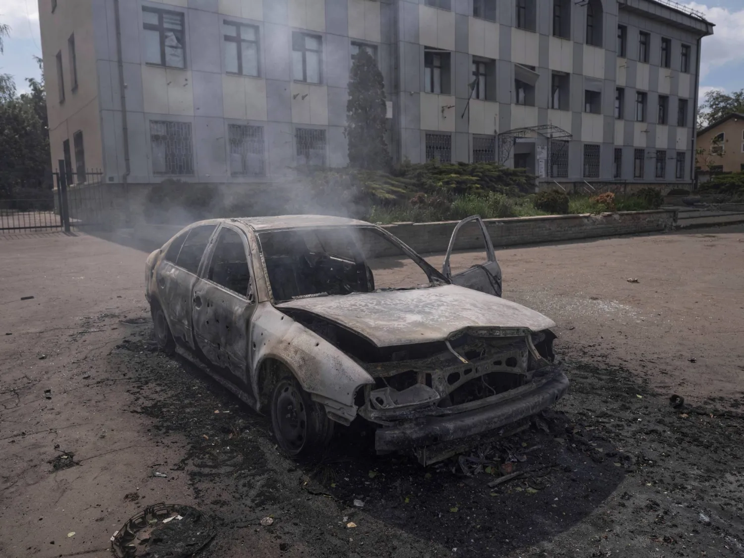 سيارة محترقة بداخلها جثة متفحمة لسائق يبلغ من العمر 55 عاماً بعد ضربة طائرة روسية من دون طيار من طراز «مولنيا-1» في وسط كوستيانتينيفكا بمنطقة دونيتسك في أوكرانيا (أ.ب)